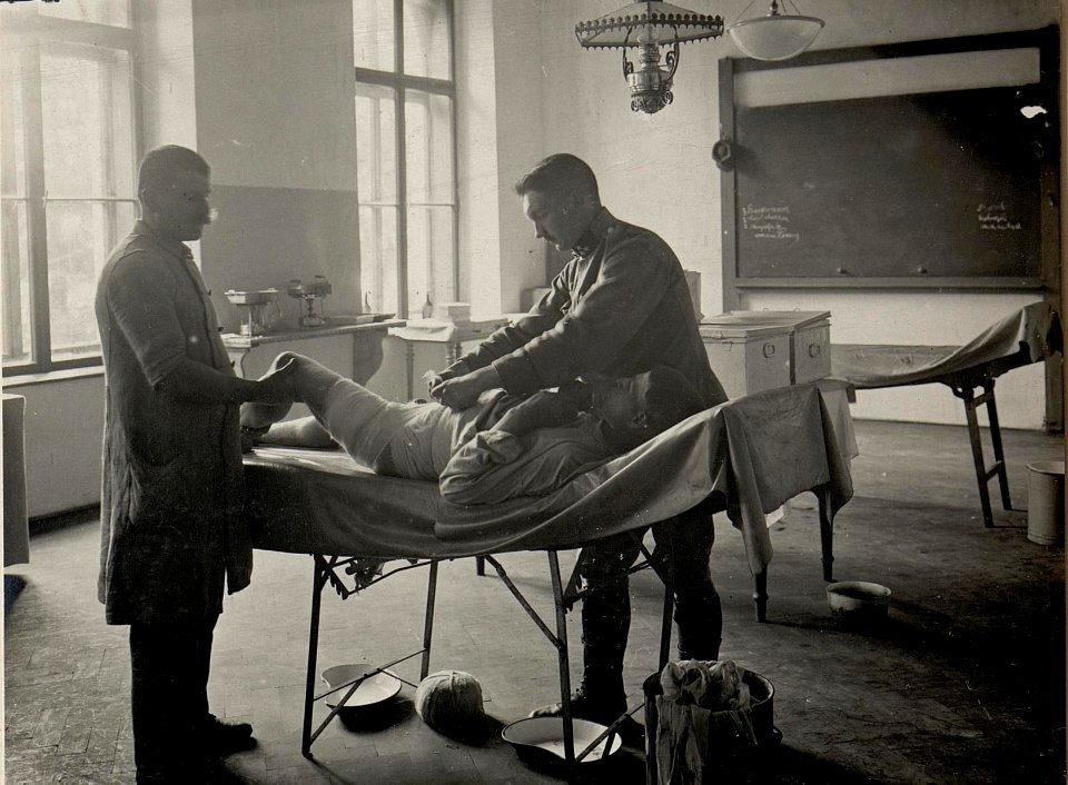 Operationssaal. Aufgenommen am 12.V.1916. BUCZACZ. (BildID 15537465)