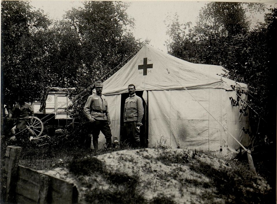 Operationszelt der Div.San.Anst.Nr.8 in Adamowka. Aufgenommen im Juli 1915. (BildID 15540475)