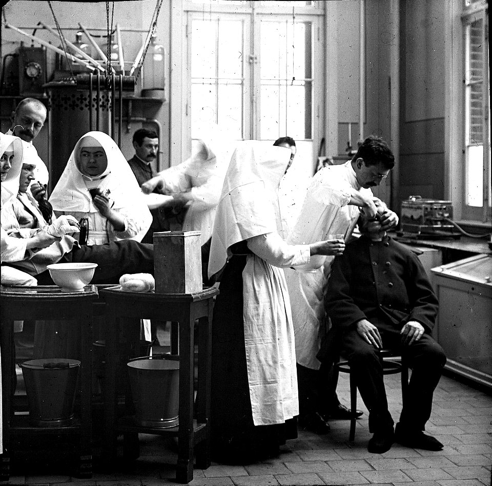 Operatiekamer Gasthuis Calvariënberg Maastricht, 1896 (RHCL, VKG 059)
