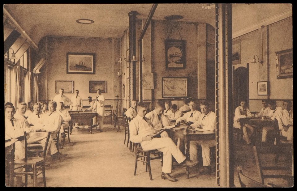 Ontspanningszaal van de Kweekschool voor de Zeevaart. Prins Hendrikkade 194. Uitgave N.V. A.J. Nuss, Amsterdam, Afb PBKD00201000015