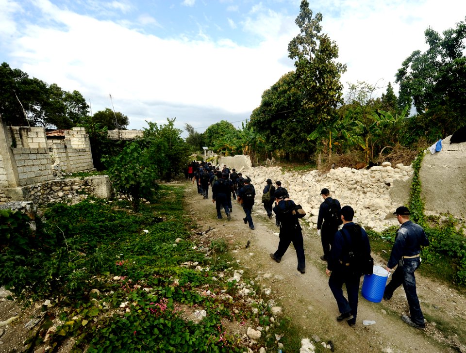 Operation Unified Response, Bataan Amphibious Relief Mission 100125-N-DU164-399