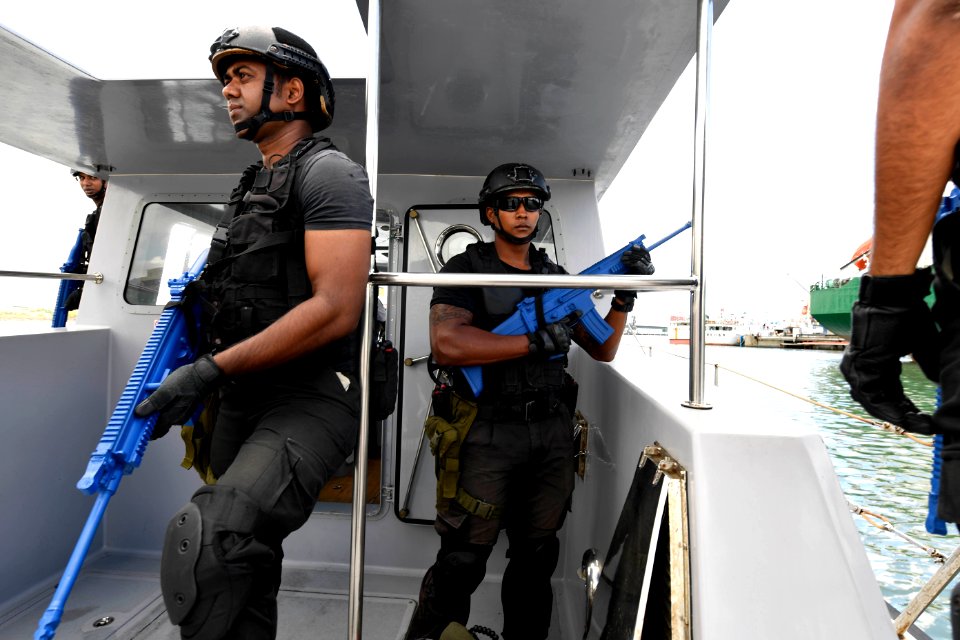 Operation Cutlass 2017 - different nations' boarding parties train together (170203-N-XT273-331 (32304786440)
