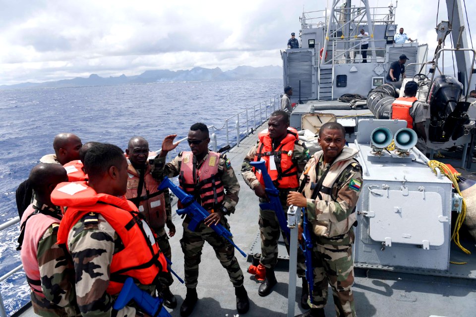 Operation Cutlass 2017 - different nations' boarding parties train together (31867655354)