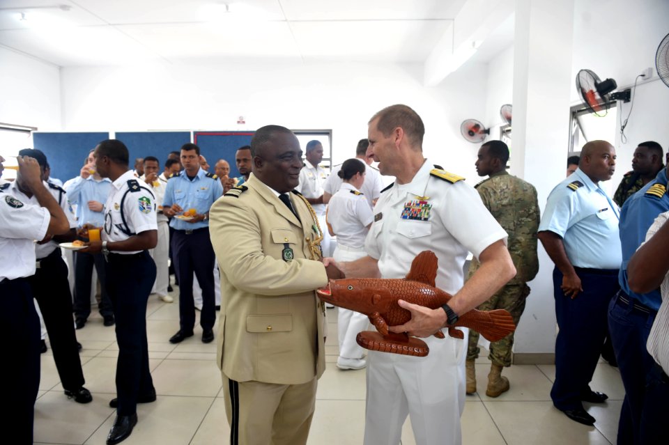 Operation Cutlass 2017 - different nations' boarding parties train together (31969812773)