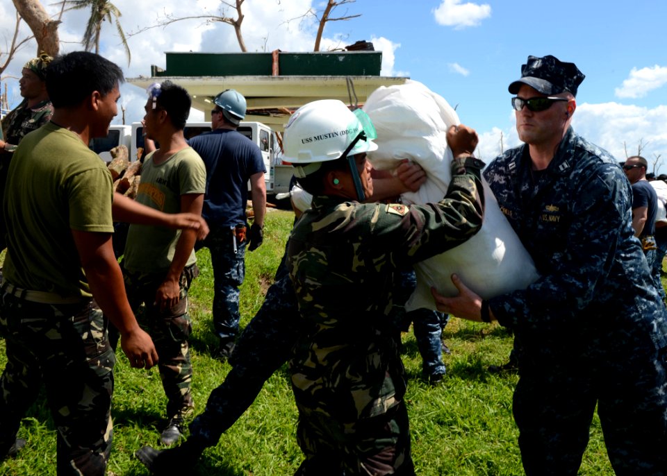 Operation Damayan 131118-N-CG241-250