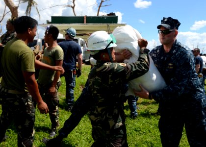 Operation Damayan 131118-N-CG241-250 photo