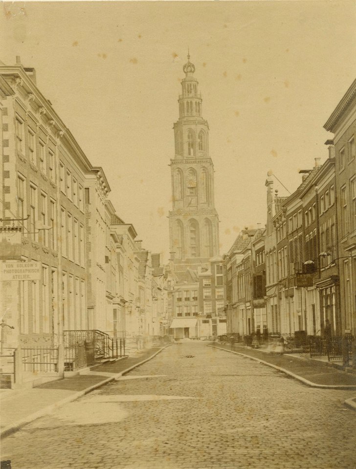 Oosterstraat met Martinitoren en uithangbord Von Kolkow's photographisch atelier — 1785 08484