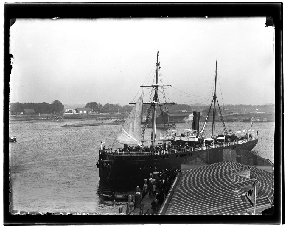 Op het Afgesloten IJ Vertrekt het SS Willem II vanaf steiger West Indische Maildienst Jacob Olie (max res)