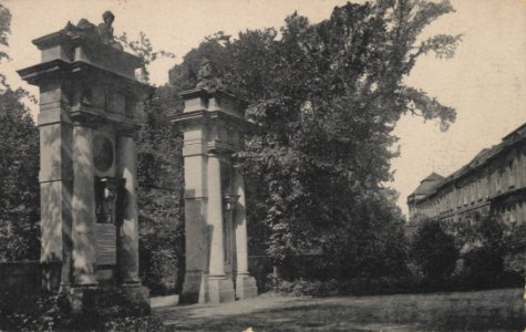 Oranienburg, Brandenburg - Luisenplatz mit Eingang zum Park (Zeno Ansichtskarten)