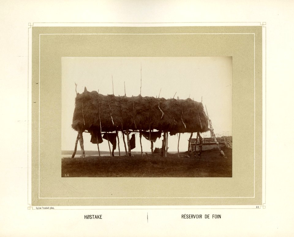 Oppbevaringssted for høy og skinnfeller, antakelig. Høystakk, Luôvve - Norsk folkemuseum - NF.15006-032