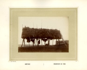 Oppbevaringssted for høy og skinnfeller, antakelig. Høystakk, Luôvve - Norsk folkemuseum - NF.15006-032