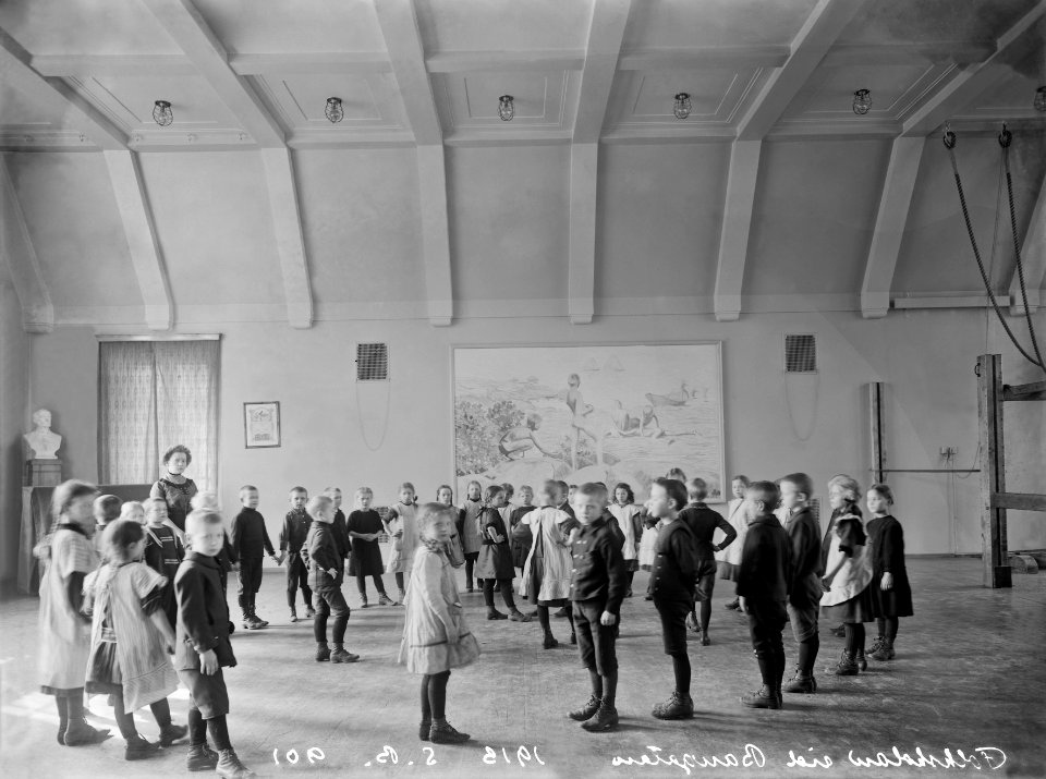 Oppilaita voimistelutunnilla leikkimässä piirileikkiä, Cygnaeusskolan, Helsinki 1913. - N901