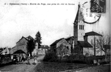 Optevoz, entrée du pays, vue prise du coté de Siccieu, 1913, p148 de L'Isère les 533 communes - B F, Paris