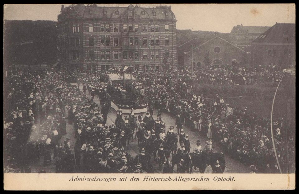 Optocht op de brug over de Plantage Muidergracht met links het Alexanderplein en rechts de Sarphatistraat