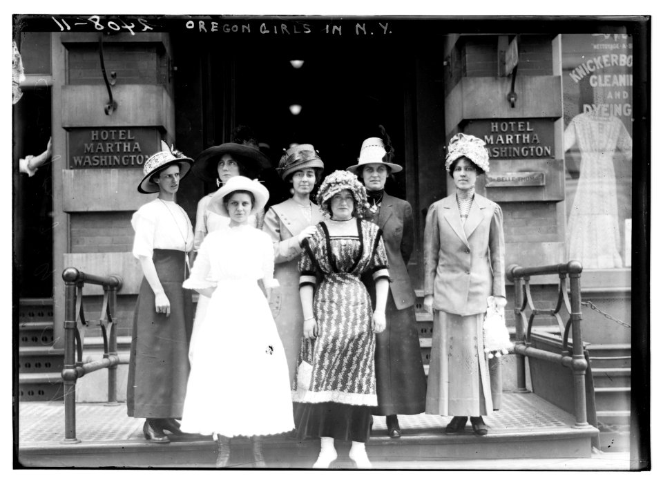Oregon girls in N.Y. LCCN2014690454