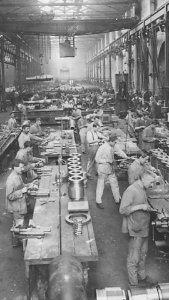 Operai al lavoro nel reparto di produzione di armi - san dl SAN IMG-00002287