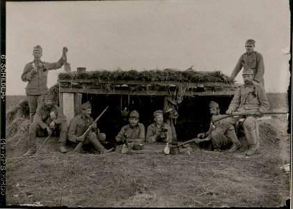 Ord.d.14.Inf.Reg.-Stabes vor ihrer schrapnellsicheren Deckung hinter der Schwarmlinie bei Olyka. (2.X.1915.) (BildID 15736429)