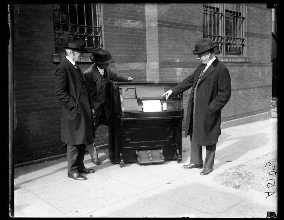 Original pianola being presented to the museum LCCN2016891889