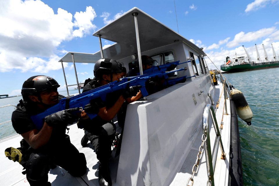 Operation Cutlass 2017 - different nations' boarding parties train together (31840800674)