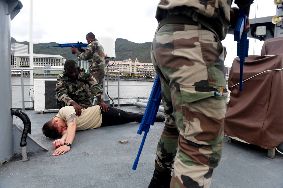 Operation Cutlass 2017 - different nations' boarding parties train together (32587249372)