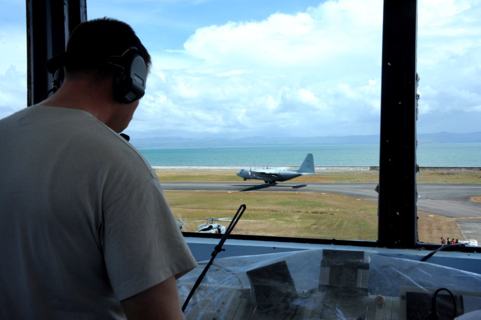 Operation Damayan 131121-N-OV358-110