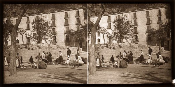 Pageses venent en una fira a la plaça del monestir de Montserrat (AFCEC BORDAS X 155)