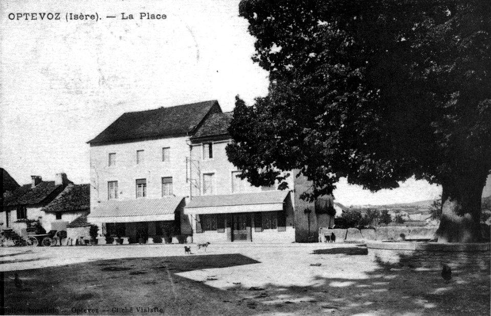 Optevoz, la place en 1910, p148 de L'Isère les 533 communes - rollet buraliste, Optevoz, cliché Vialatte