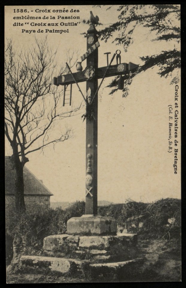 Paimpol - Croix ornée des emblêmes de la Passion dite Croix aux Outils - AD22 - 16FI2724
