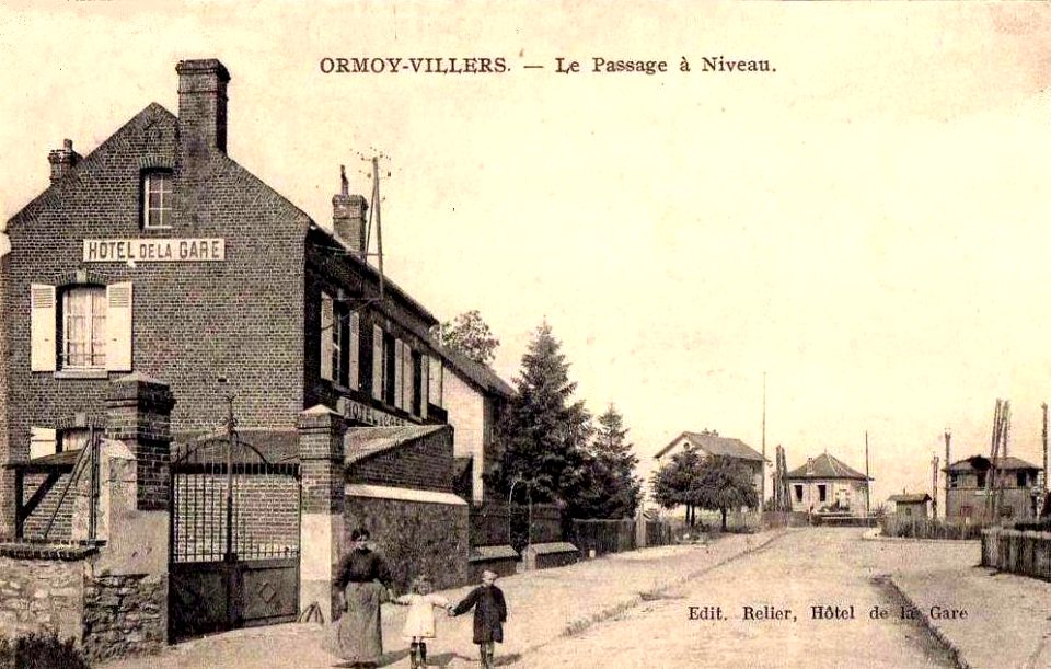 Ormoy-Villers (60), l'hôtel de la gare et le passage à niveau