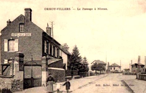Ormoy-Villers (60), l'hôtel de la gare et le passage à niveau