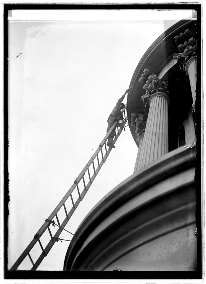 Painting Capitol dome, 8-26-22 LCCN2016846655