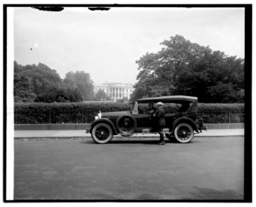 Paige Motor Co., (White House, Washington, D.C., in background) LCCN2016824219