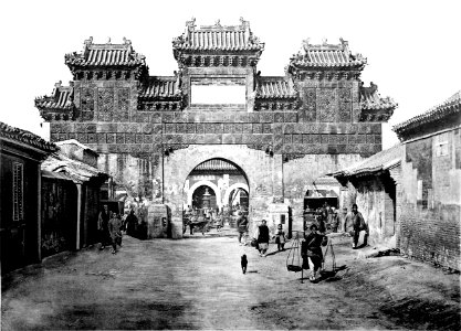 Pailou vor dem Tung-yüe-miao, Tempel vor dem Ostthor von Peking