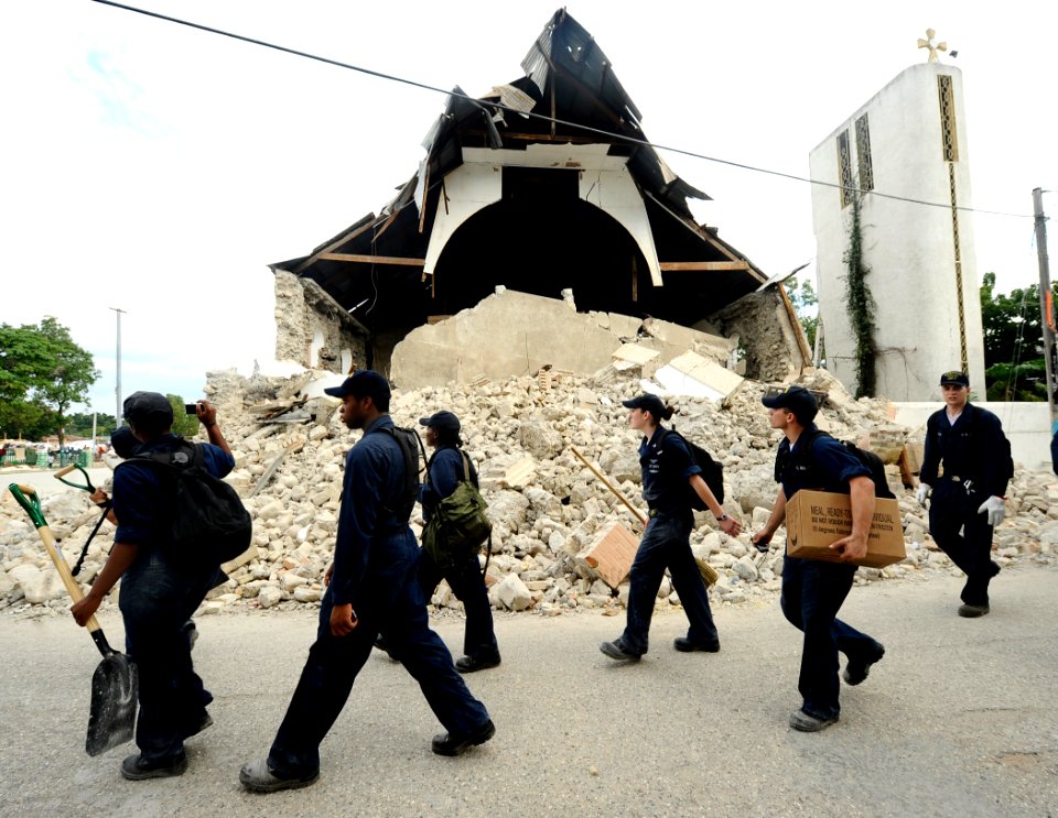 Operation Unified Response, Bataan Amphibious Relief Mission 100125-N-DU164-389