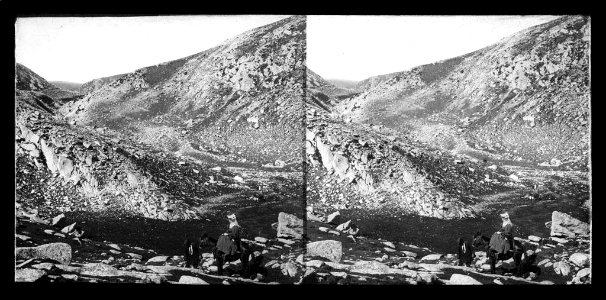 Paisatge d'alta muntanya amb un home i una dona sobre un mul a la vall del Tec