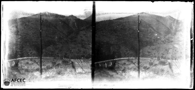 Paisatge des de l'estació d'Olesa amb un pal de llum en primer terme i una carretera més avall