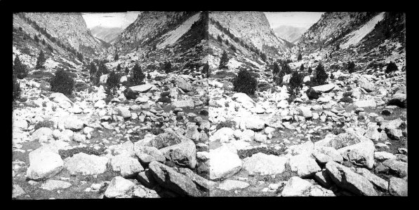 Paisatge ple de roques a l'estret de Morens
