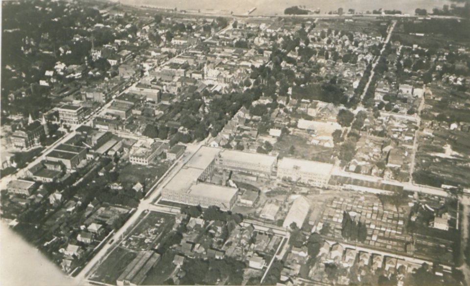 Orillia Ontario from the Air (HS85-10-36714)