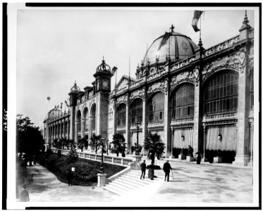 Palace of Fine Arts, as seen from the side, with a hot air balloon in the distance, Paris Exposition, 1889 LCCN91725848