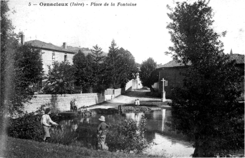 Ornacieux, place de la fontaine, 1909, p149 de L'Isère les 533 communes - phot voir carte postale
