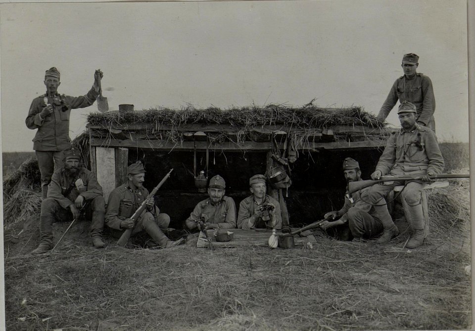 Ord.d-14.Inftr.Reg.-Stabes vor ihrer Schrapnell-sicheren Deckung hinter der Schwarmlieie bei Olyka.(2.10.1915.) (BildID 15459499)