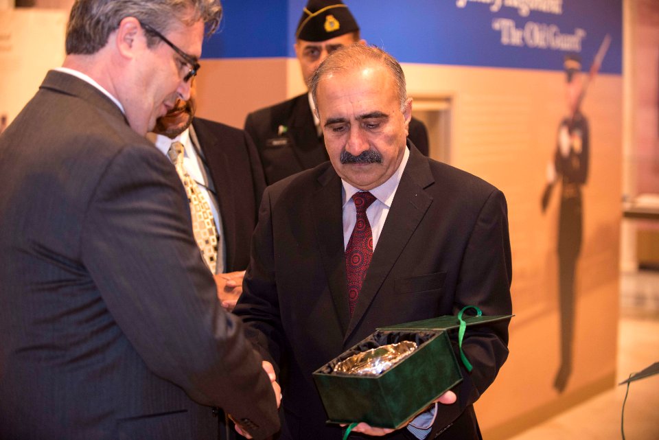 Pakistan SECDEF - gift (15973729326)