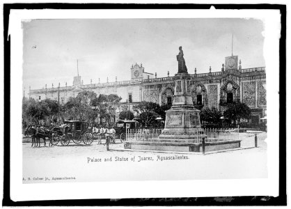 Palace & statue, Juarez, Mexico LCCN2016821405