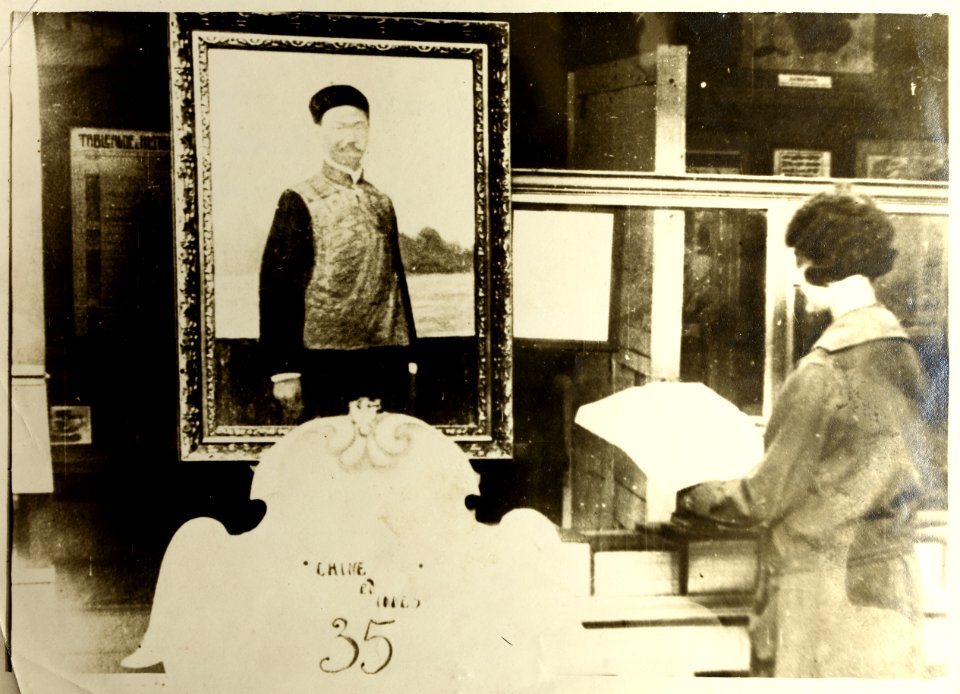 Palais Mondial. Le portrait de Meur Lou, donateur de l'Encyclopédie Chinoise dans la section de la Civilisation Chinoise