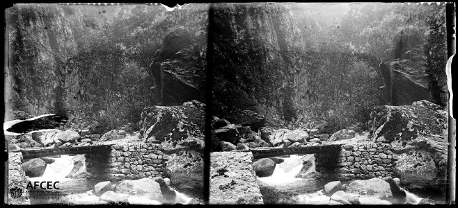 Palanca de fusta sobre el riu a les gorges de Carançà