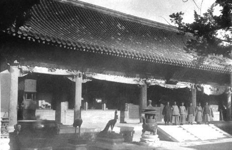 Palais Impérial à Pékin. - Les appartements de l’Empereur ; un groupe d’eunuques se tient sur le perron