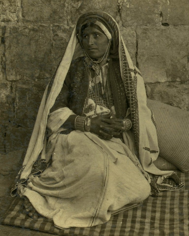 Palestinian woman in 1911, from- A woman of Ramah and her ornaments - Palestine LCCN2004672901 (cropped)
