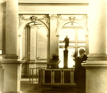 Palais Mondial. Paul Otlet dans le Hall