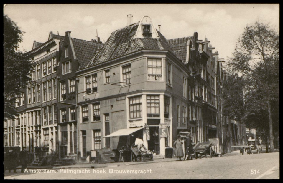 Palmgracht even zijde met rechts de Brouwersgracht. Het hoekpand heeft een duiventil op zolder. Uitgave Rembrandt, Utrecht, Afb PBKD00109000001