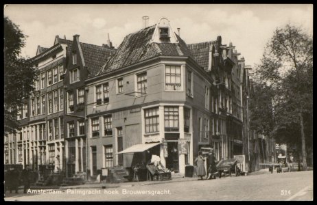 Palmgracht even zijde met rechts de Brouwersgracht. Het hoekpand heeft een duiventil op zolder. Uitgave Rembrandt, Utrecht, Afb PBKD00109000001